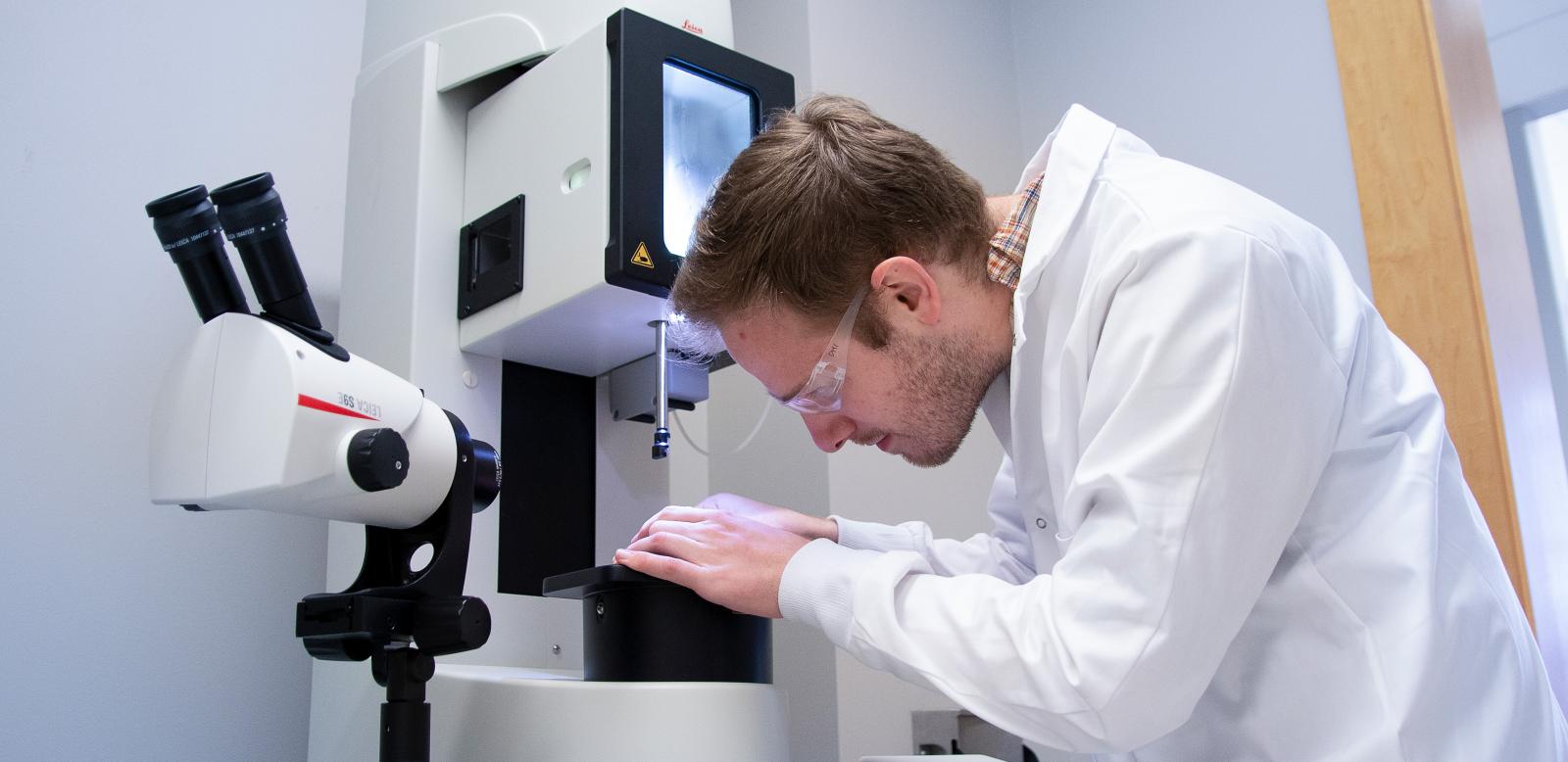 A researcher works at the cryo-confocal microscope