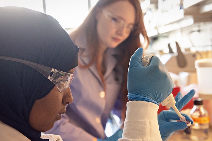 Aspirnaut student working with her mentor in the lab